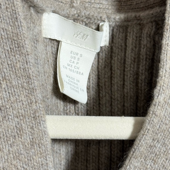 H&M Gray Ribbed Button-Up Cardigan - Picture 2 of 5